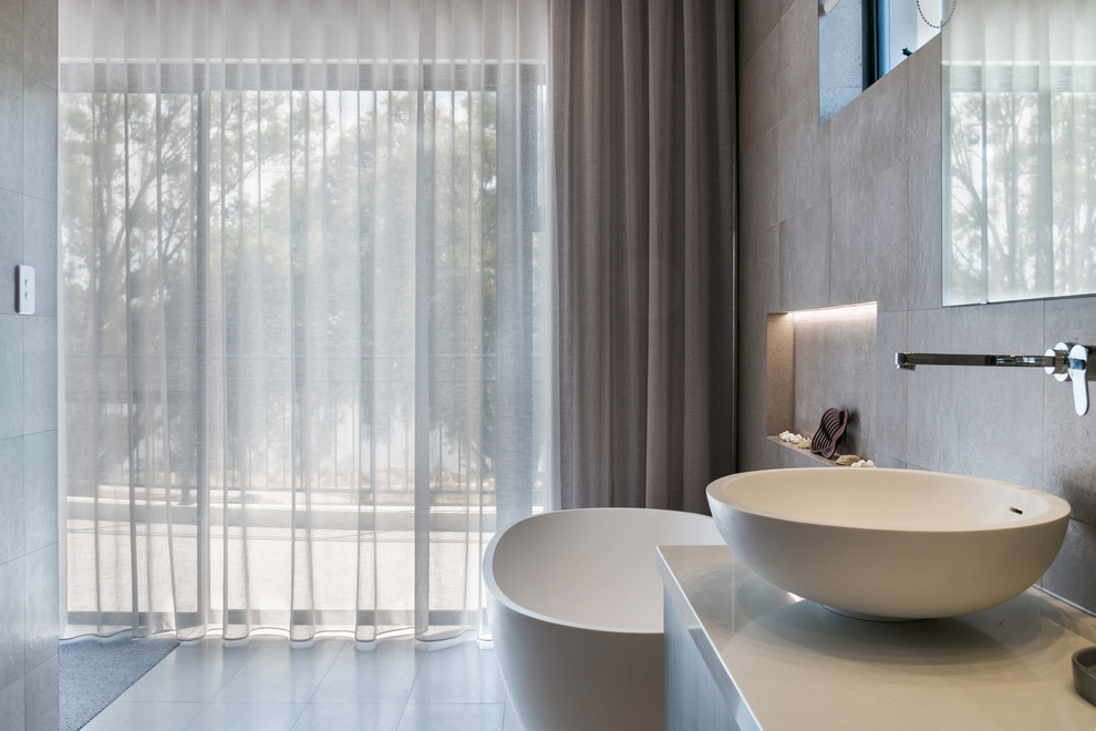 This is an example of a contemporary bathroom in Perth.
