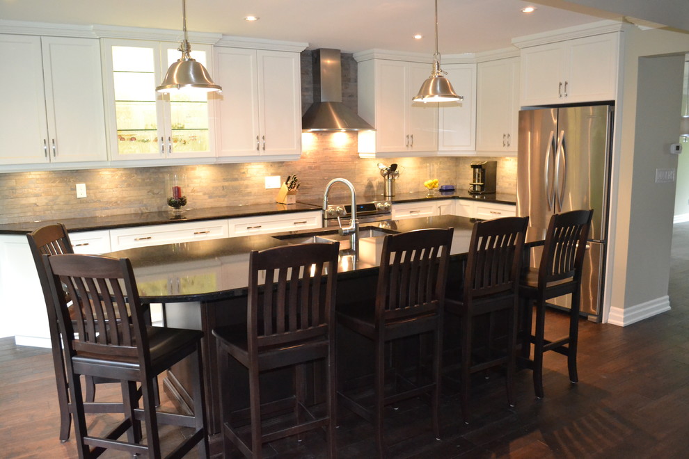 Kitchen - transitional kitchen idea in Toronto