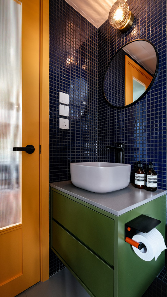 Immagine di un piccolo bagno di servizio minimal con ante lisce, ante verdi, piastrelle blu, piastrelle a mosaico, top in pietra calcarea, top grigio e mobile bagno incassato