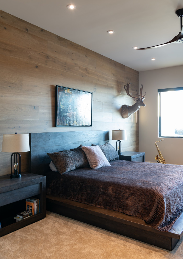 Пример оригинального дизайна: гостевая спальня среднего размера, (комната для гостей) в классическом стиле с бежевыми стенами, светлым паркетным полом и деревянными стенами