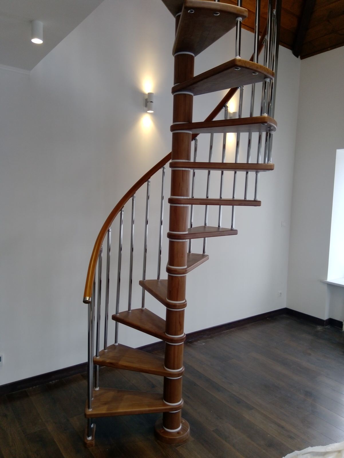 Винтовая лестница из бука