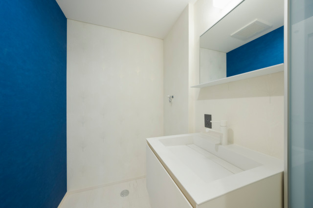 「佃の家」8.6坪の土地に二世帯住宅 moderne-toilettes