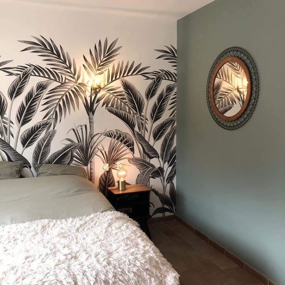 Imagen de dormitorio principal contemporáneo pequeño con paredes verdes, suelo de baldosas de porcelana, suelo marrón, bandeja y papel pintado