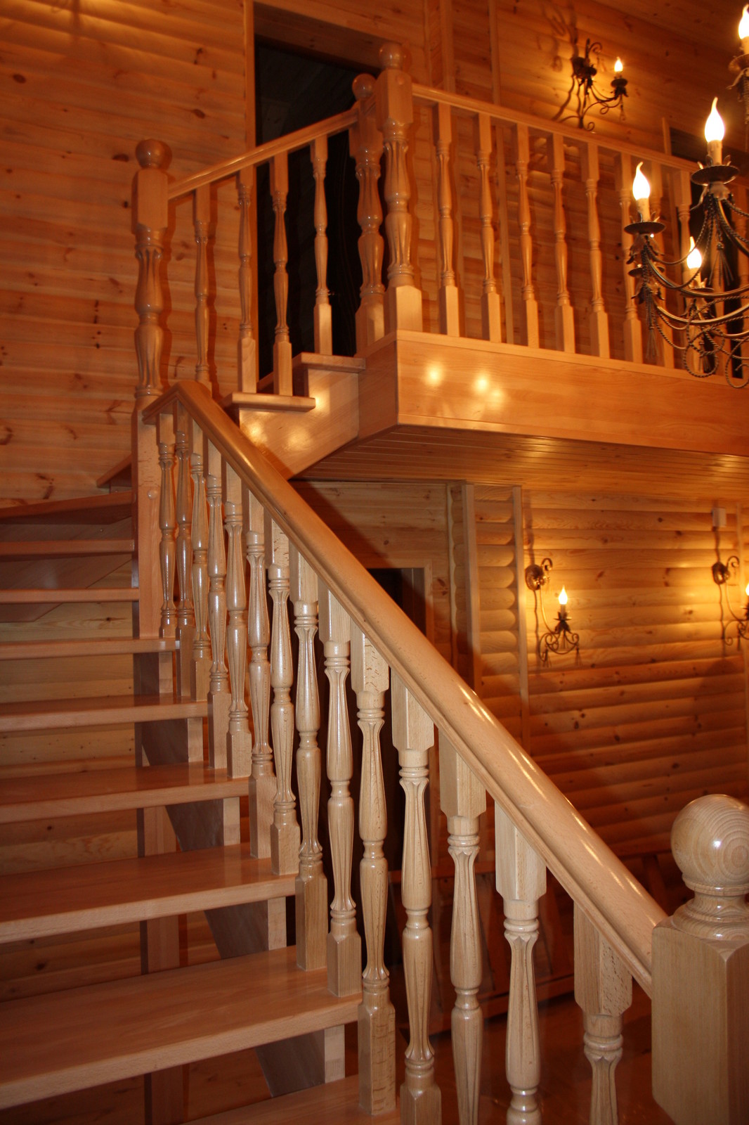 Буковая лестница в цвет дерева без подступят