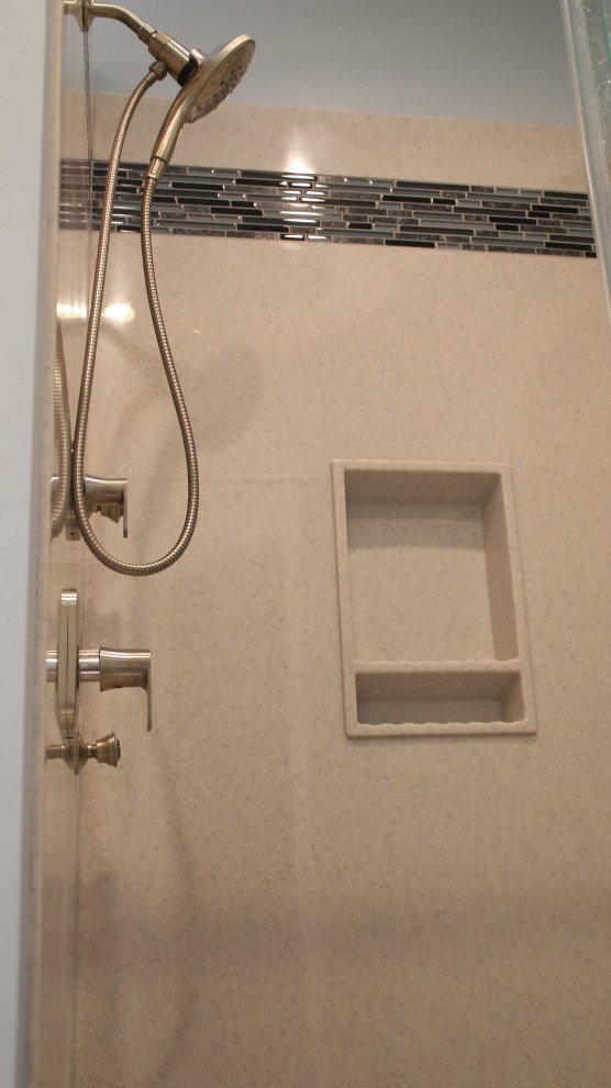 Bild på ett beige beige en-suite badrum, med skåp i shakerstil, blå skåp, ett platsbyggt badkar, blå väggar, klinkergolv i keramik, ett undermonterad handfat, bänkskiva i onyx och grått golv