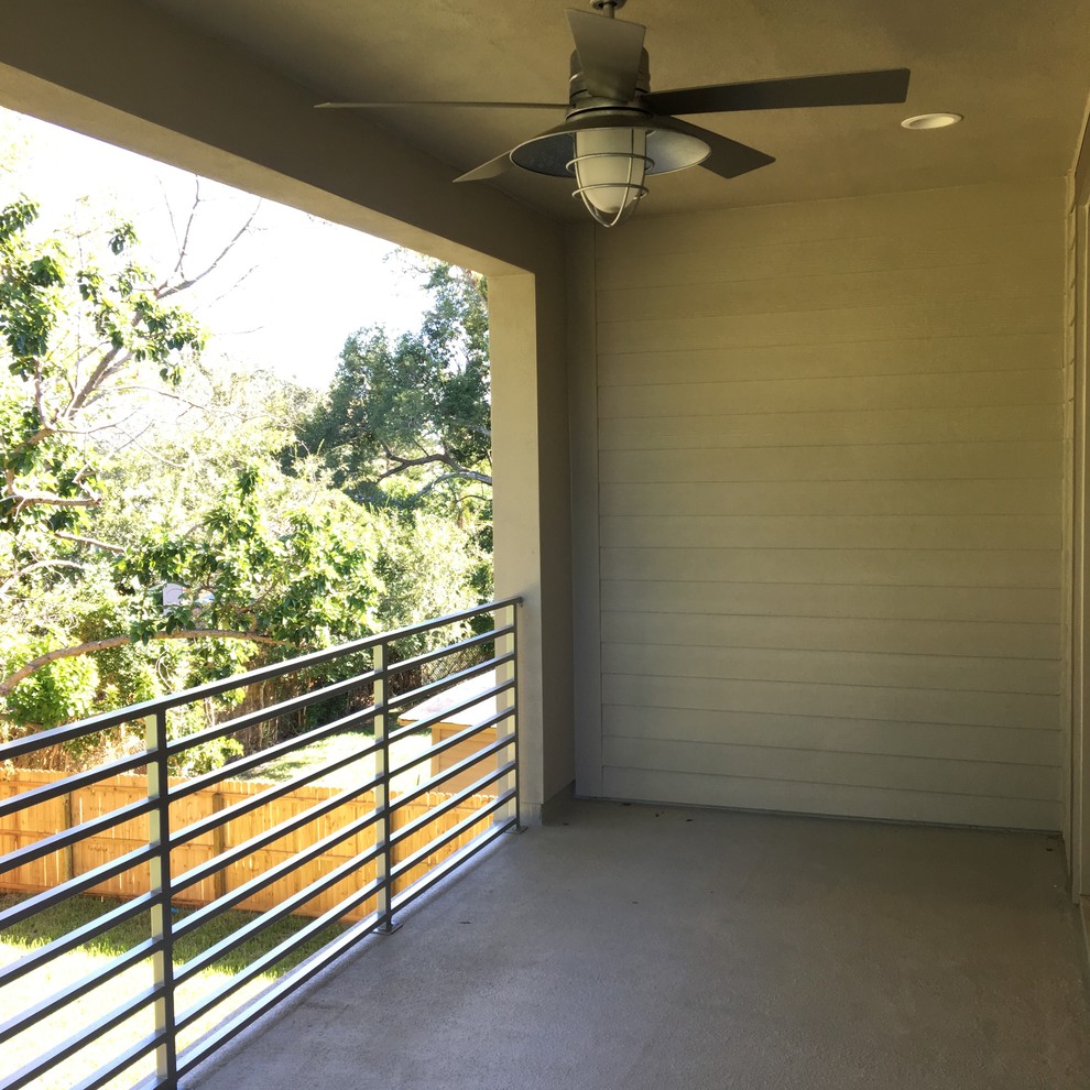 Example of a transitional home design design in Orlando