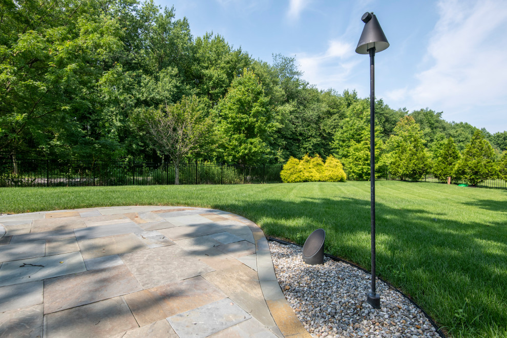 Design ideas for a mid-sized mid-century modern backyard lawn edging in Philadelphia.