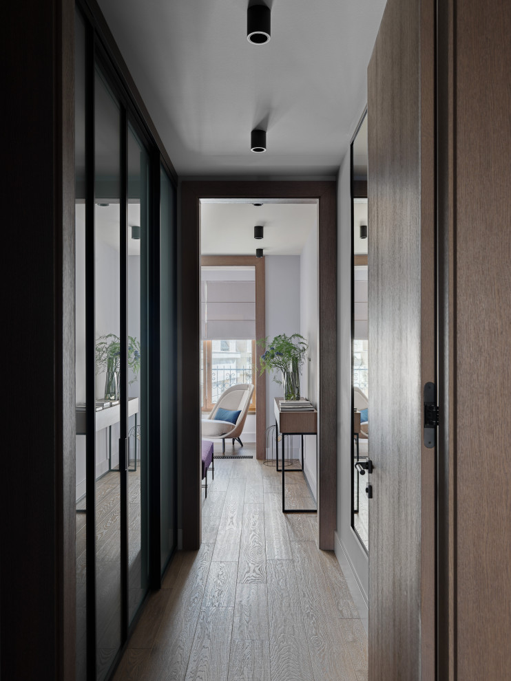 Источник вдохновения для домашнего уюта: коридор среднего размера в современном стиле с зелеными стенами и серым полом