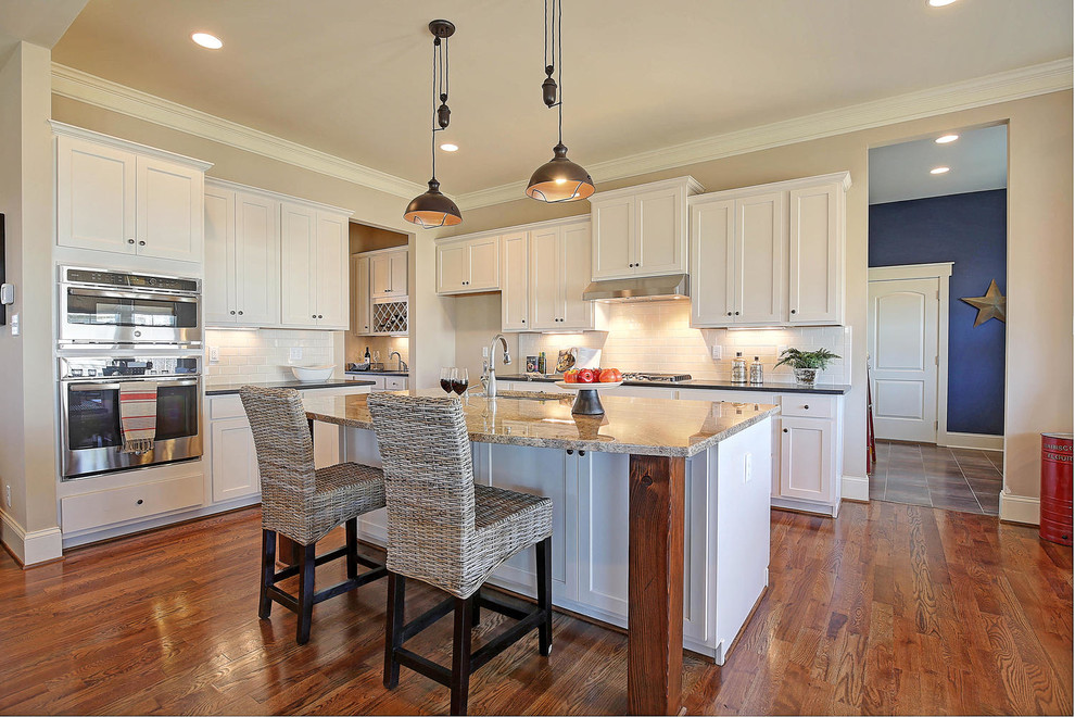 Kitchen - transitional kitchen idea in Richmond