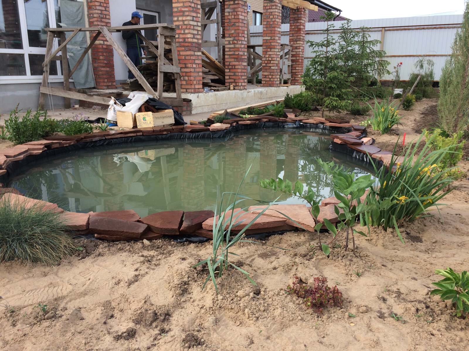 Садовый пруд с мостиком