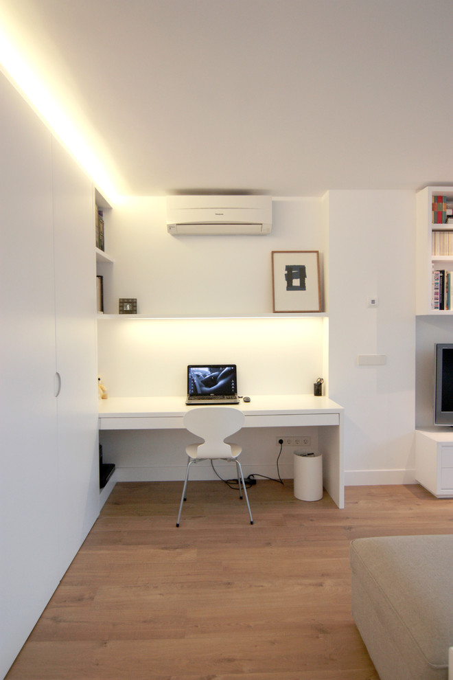 Design ideas for a contemporary home office in Madrid.
