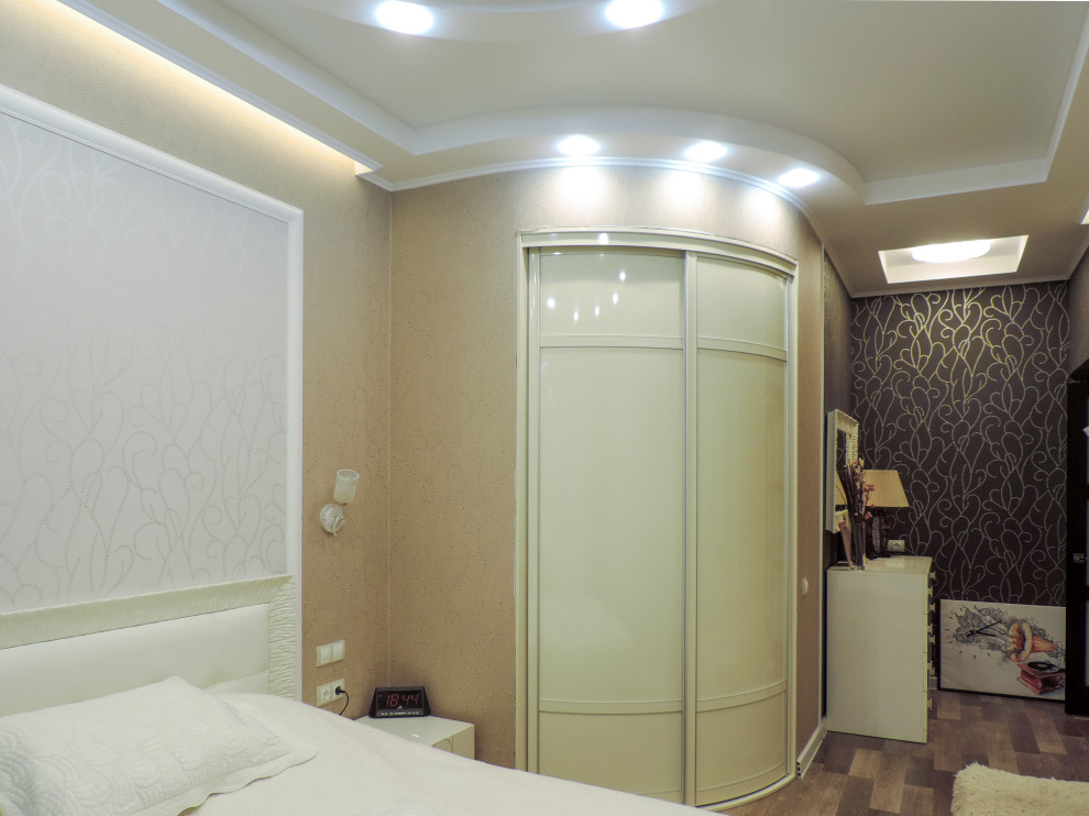 Идея дизайна: хозяйская спальня среднего размера: освещение в стиле неоклассика (современная классика) с разноцветными стенами, полом из ламината, красным полом, многоуровневым потолком и обоями на стенах без камина