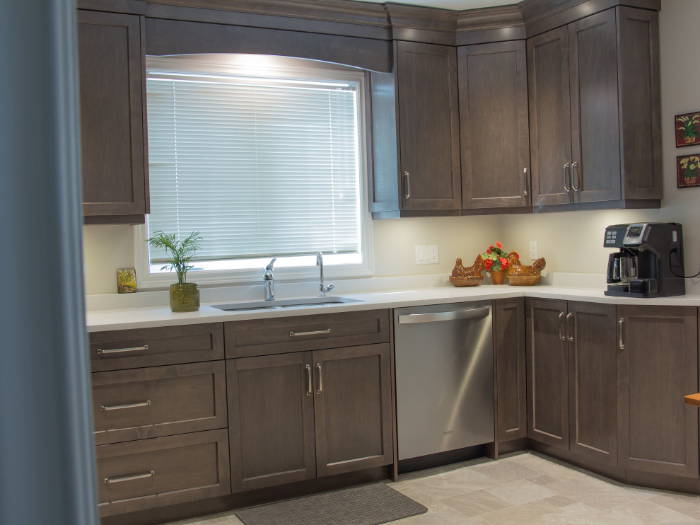 Transitional kitchen photo in Toronto