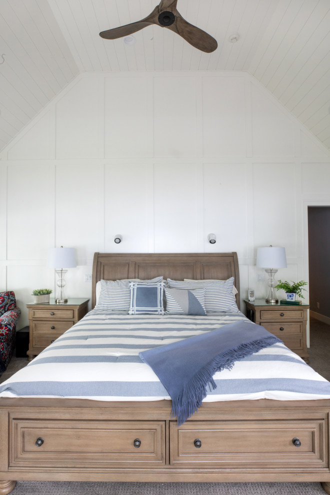 Стильный дизайн: большая хозяйская спальня в морском стиле с белыми стенами, ковровым покрытием, бежевым полом, потолком из вагонки и панелями на части стены - последний тренд