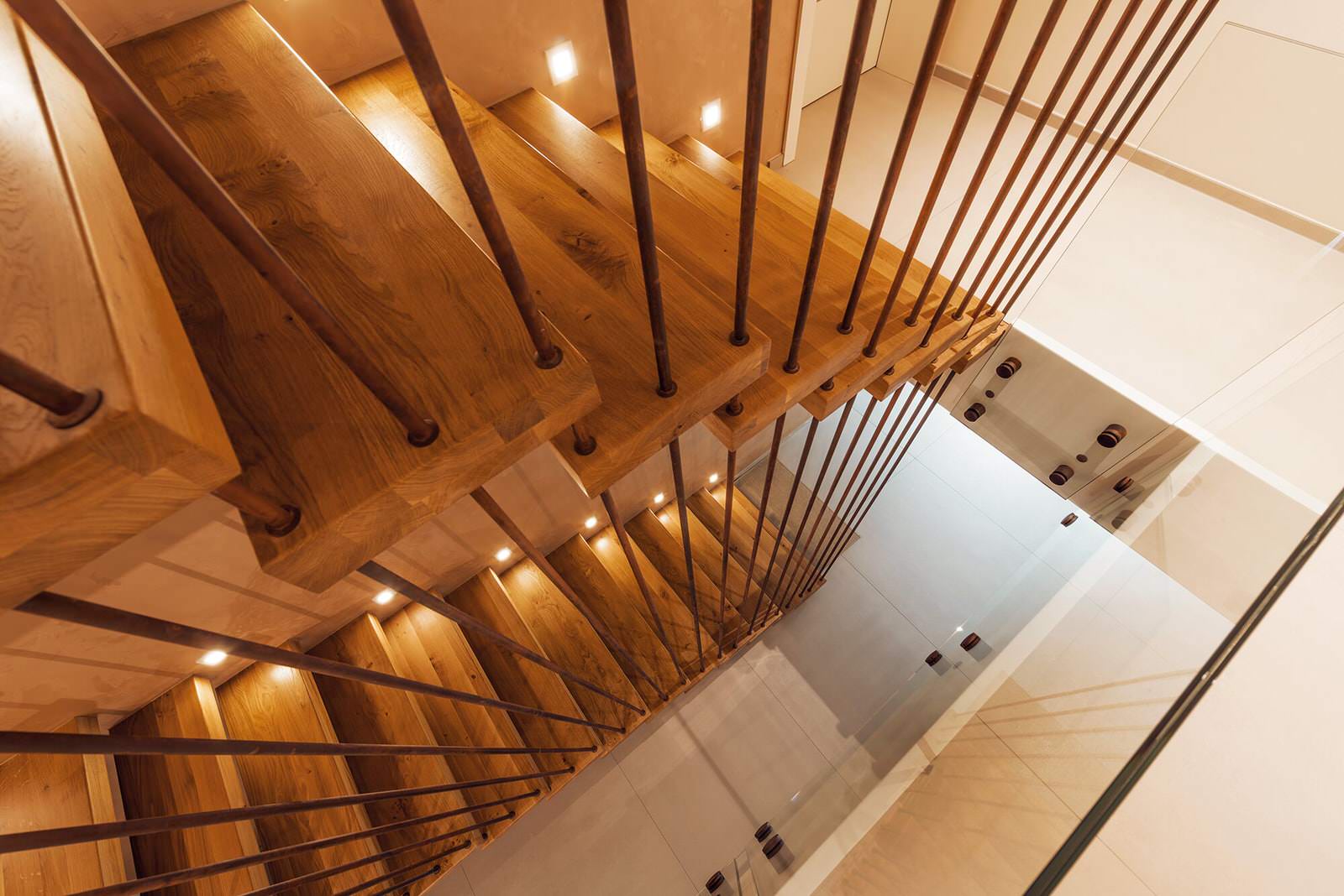 Консольная лестница с элементами ржавчины