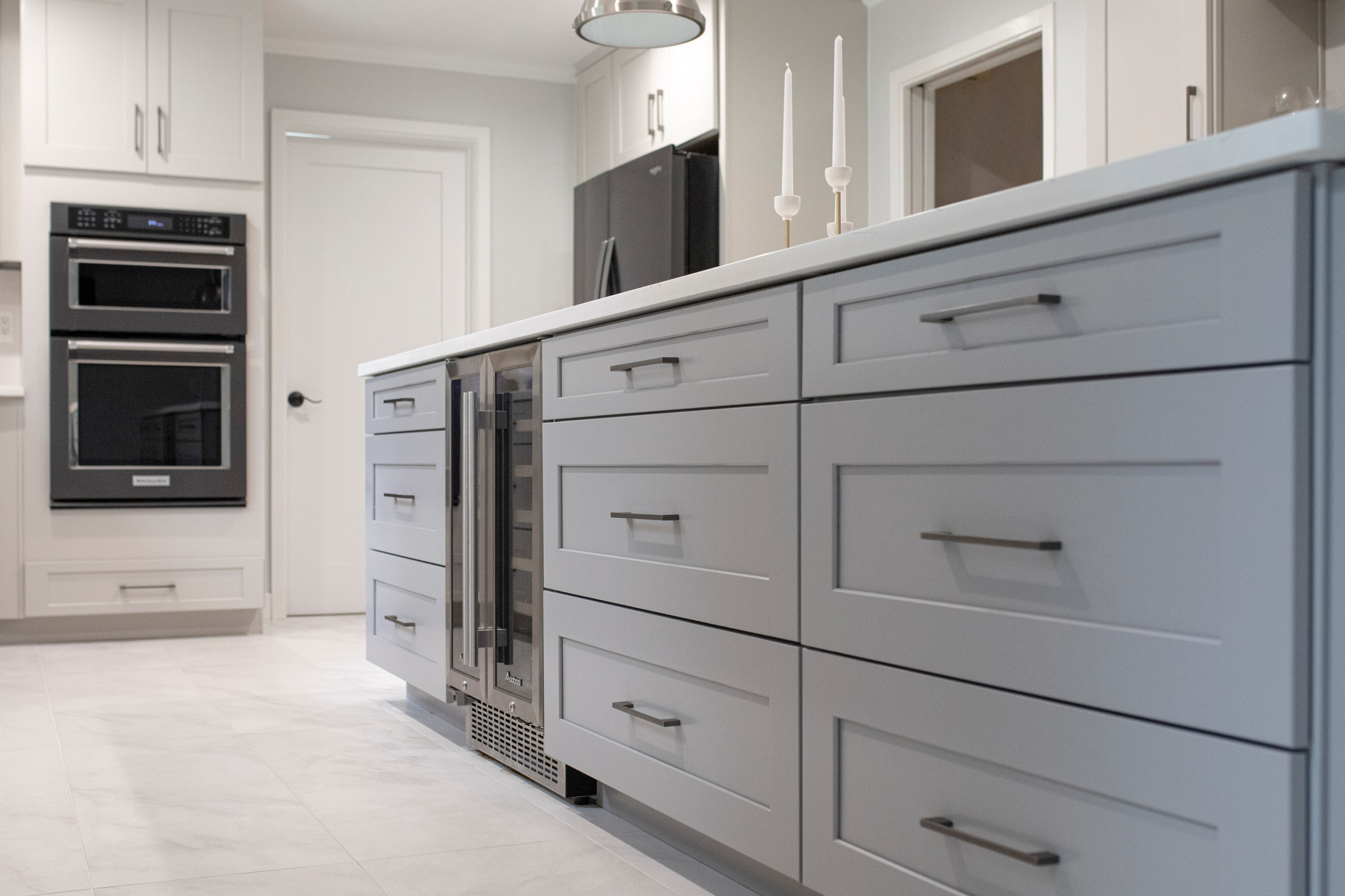 Example of a large transitional u-shaped porcelain tile and white floor eat-in kitchen design in Detroit with an undermount sink, shaker cabinets, gray cabinets, quartzite countertops, white backsplas