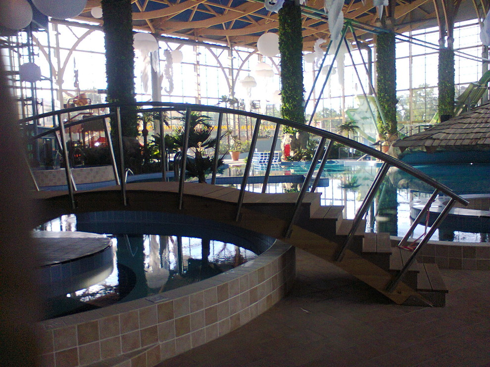 Перила из нержавейки в аквпарке.