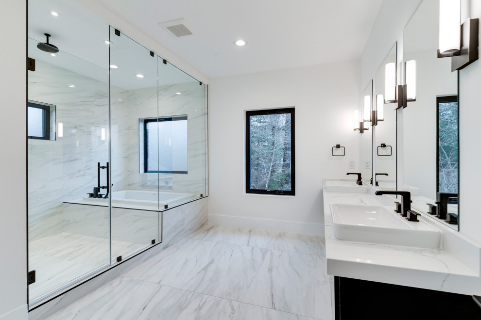 Inredning av ett modernt mellanstort vit vitt en-suite badrum, med ett platsbyggt badkar, en dusch/badkar-kombination, vit kakel, vita väggar, marmorgolv, ett undermonterad handfat, granitbänkskiva, vitt golv och dusch med gångjärnsdörr