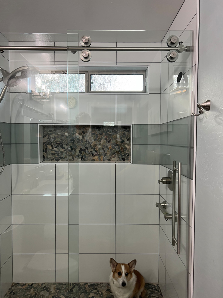 Esempio di una stanza da bagno per bambini di medie dimensioni con doccia alcova, piastrelle bianche, piastrelle di ciottoli e porta doccia scorrevole