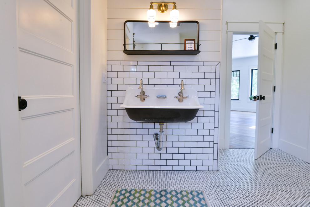 Idéer för ett mycket stort amerikanskt en-suite badrum, med ett badkar med tassar, en dusch i en alkov, vit kakel, keramikplattor, vita väggar, klinkergolv i småsten, ett fristående handfat, vitt golv och med dusch som är öppen