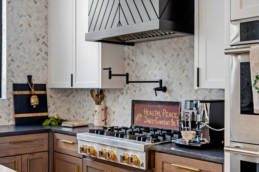 Kitchen - transitional kitchen idea in Austin