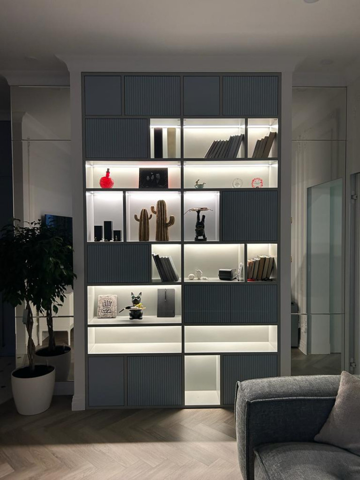 Стеллаж, встроенный в нишу