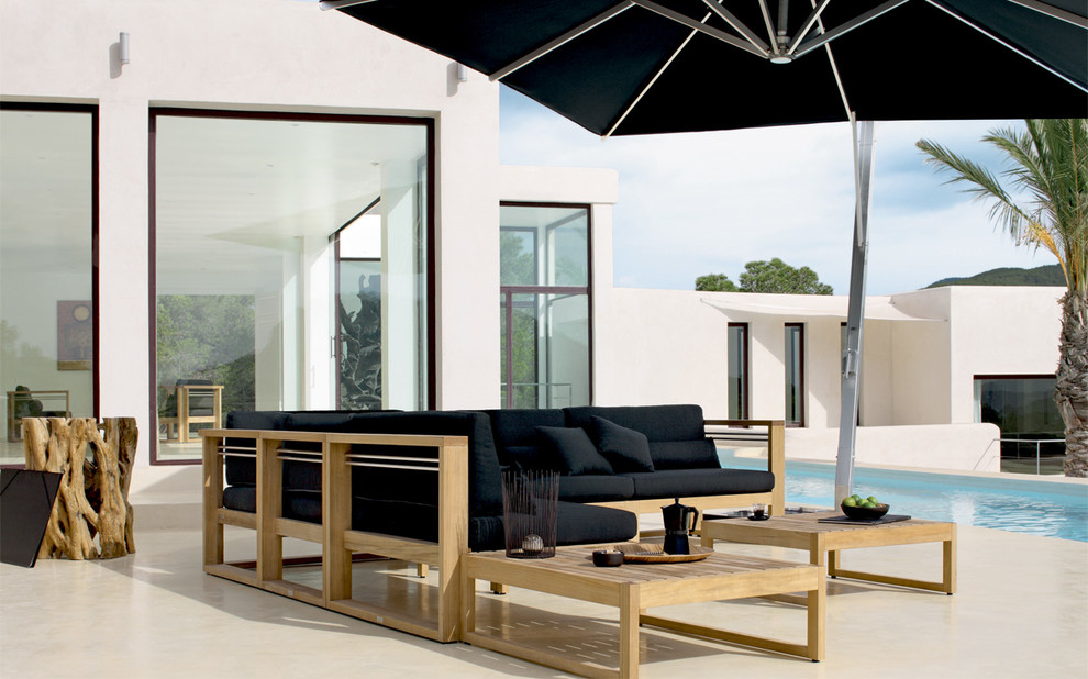 This is an example of a contemporary backyard patio in Venice.