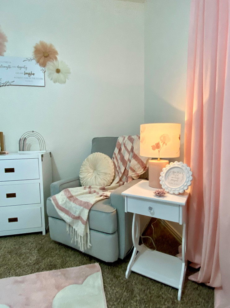 ダラスにあるお手頃価格の広いトランジショナルスタイルのおしゃれな赤ちゃん部屋 (女の子用) の写真