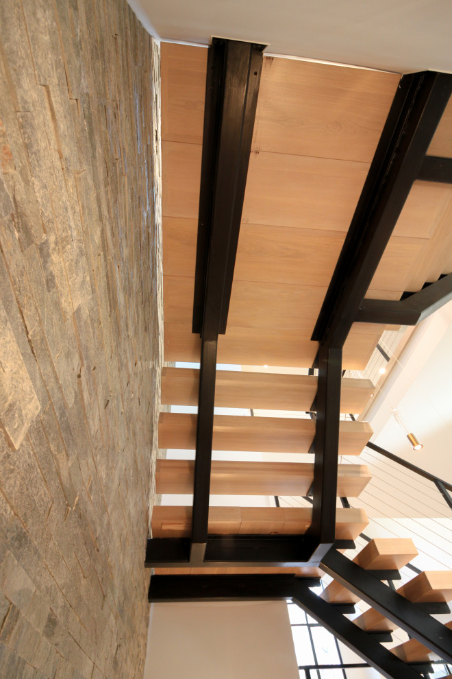 Schwebende, Große Stilmix Holztreppe mit Stahlgeländer und Ziegelwänden in Washington, D.C.
