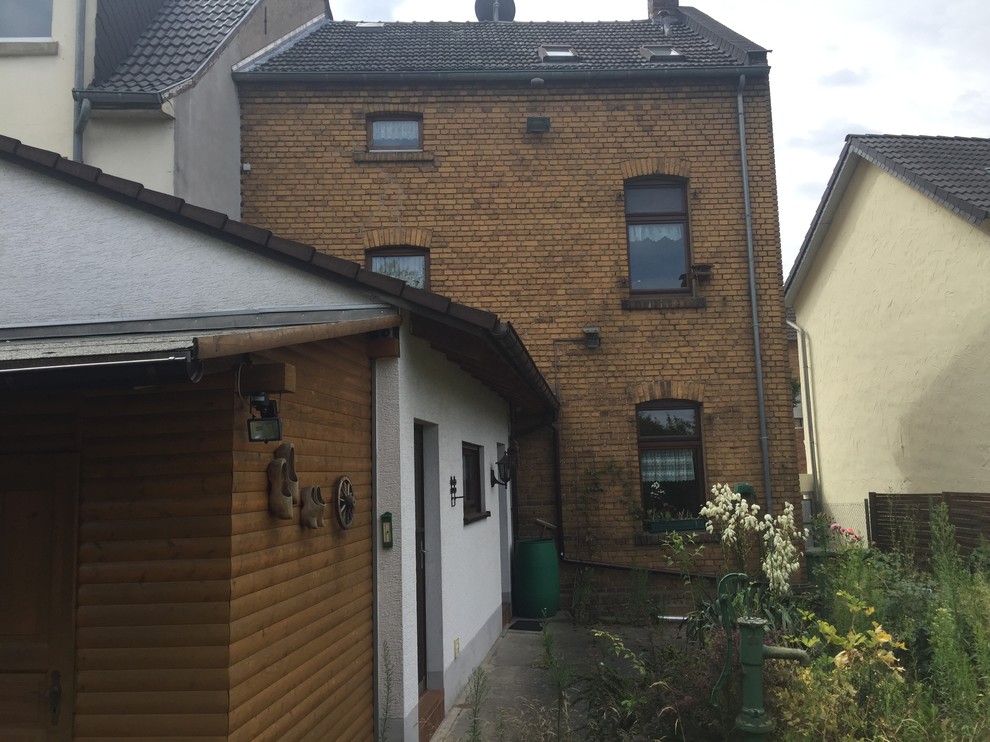gartenansicht mit Anbau vor der Sanierung