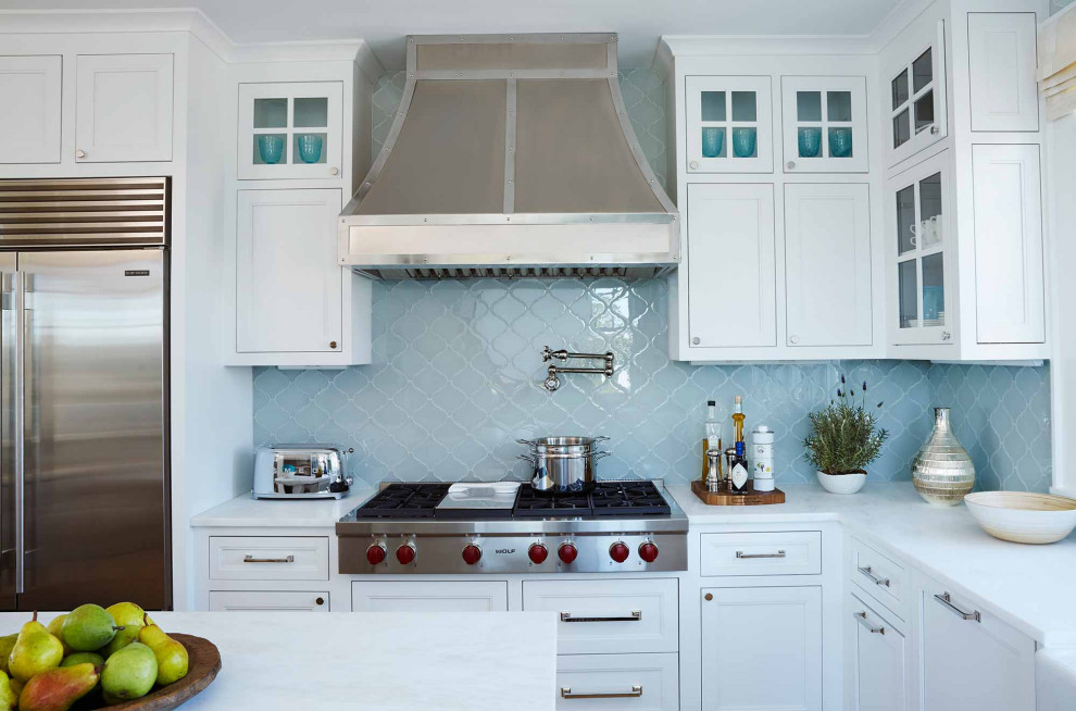 Design ideas for a mid-sized beach style kitchen in New York with an undermount sink, shaker cabinets, white cabinets, quartz benchtops, stainless steel appliances, with island and white benchtop.
