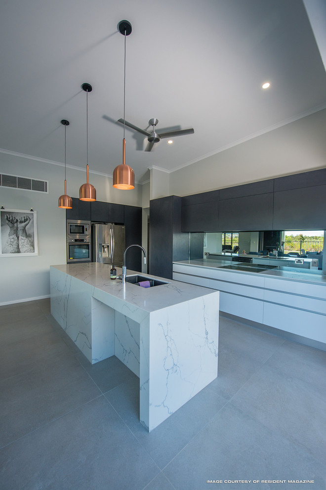 Design ideas for a mid-sized contemporary kitchen in Darwin.