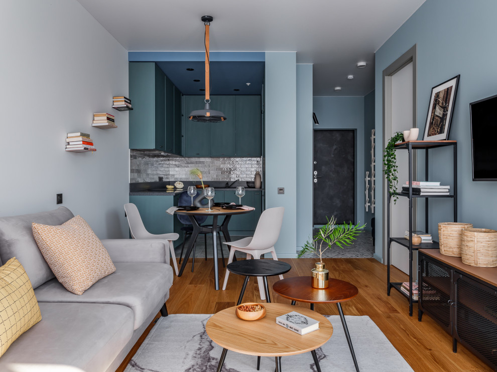 Источник вдохновения для домашнего уюта: гостиная комната среднего размера в современном стиле с разноцветными стенами и телевизором на стене