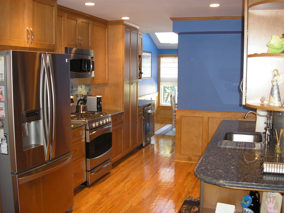 Kitchen - transitional kitchen idea in New York