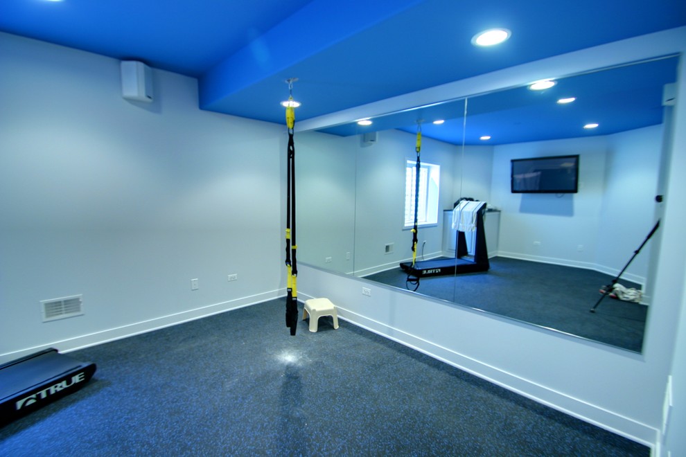 Photo of a traditional home gym in Chicago.