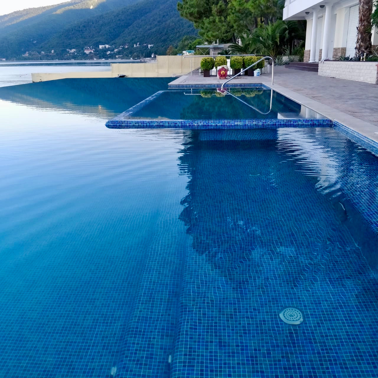 Бассейн на берегу моря