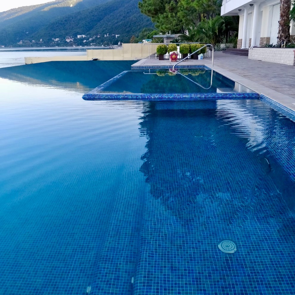 Бассейн на берегу моря