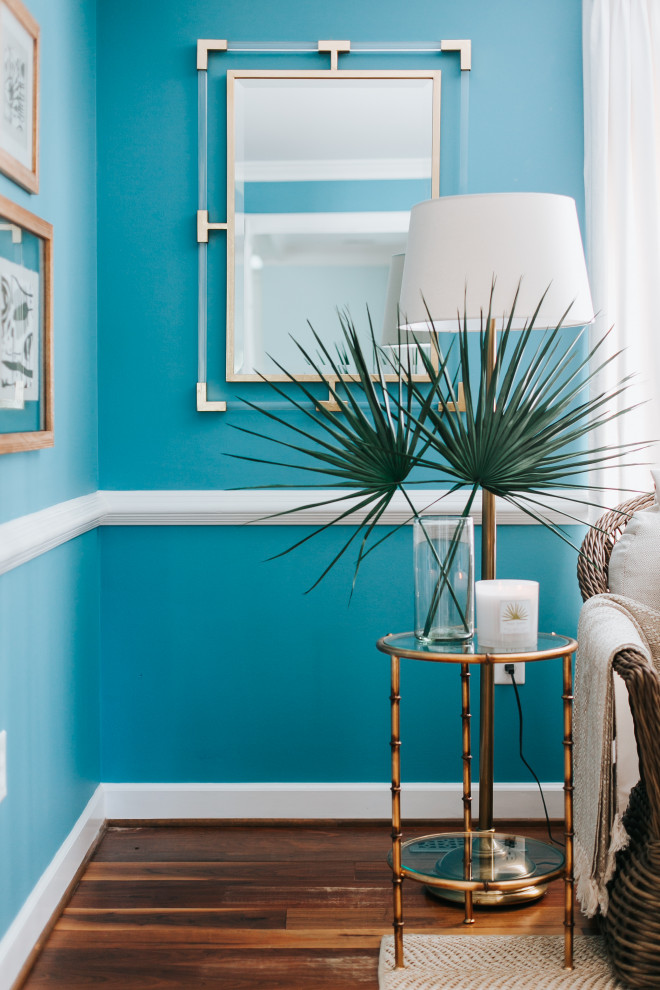 Immagine di un soggiorno stile marinaro di medie dimensioni con pareti blu