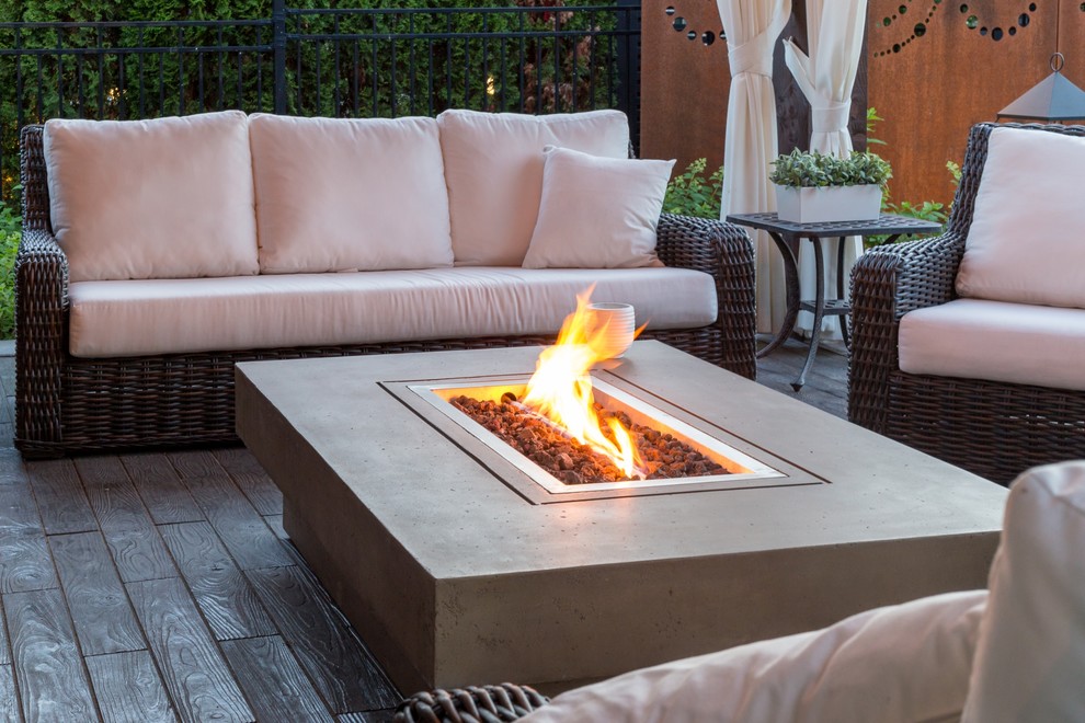Design ideas for a transitional backyard landscaping in Toronto.