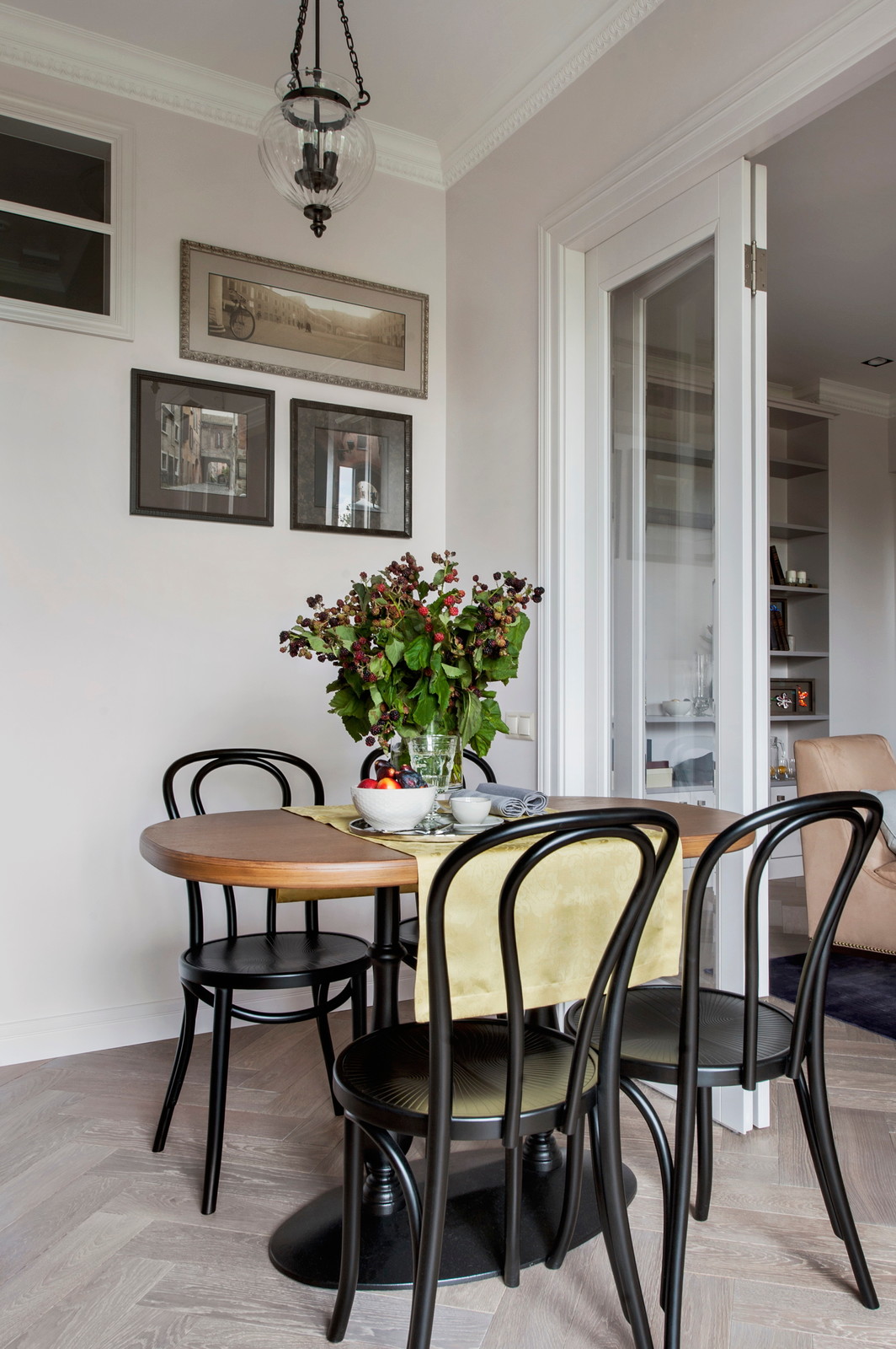 Квартира в доме по проекту архитектора Жолтовского.