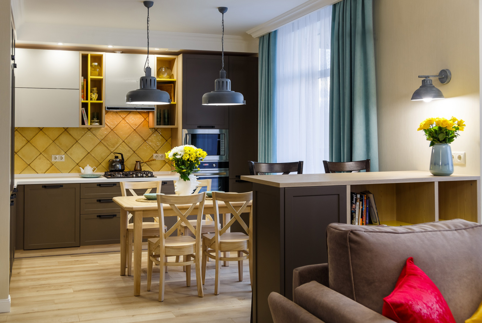 Разноцветная двухкомнатная квартира для девушки, которая любит вязать.