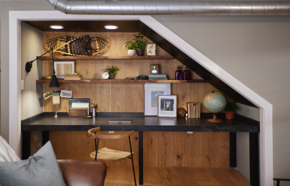 Exemple d'un petit bureau éclectique en bois avec une bibliothèque ou un coin lecture, un mur marron, parquet clair, aucune cheminée, un bureau intégré et un sol marron.