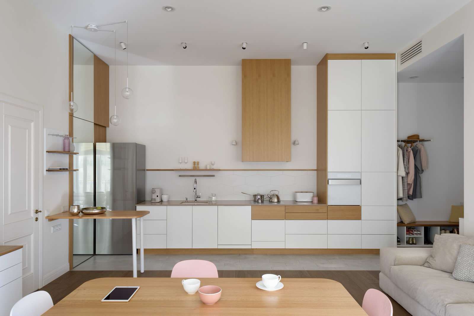 RS • Белая с деревом кухня