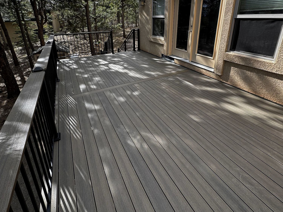Inspiration for a mid-sized contemporary backyard ground level metal railing deck remodel