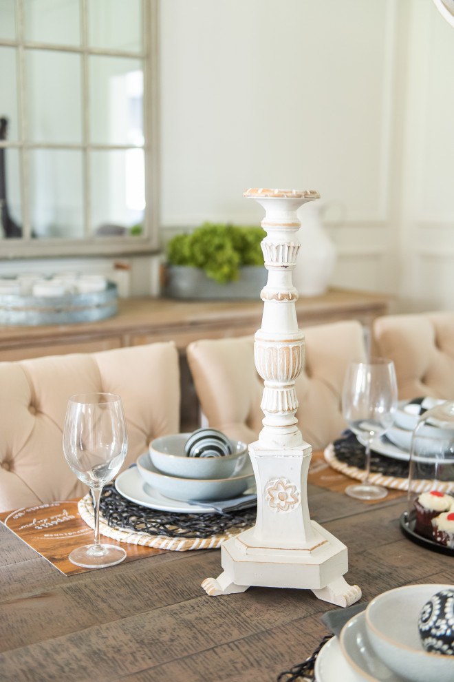 Example of a transitional home design design in Toronto