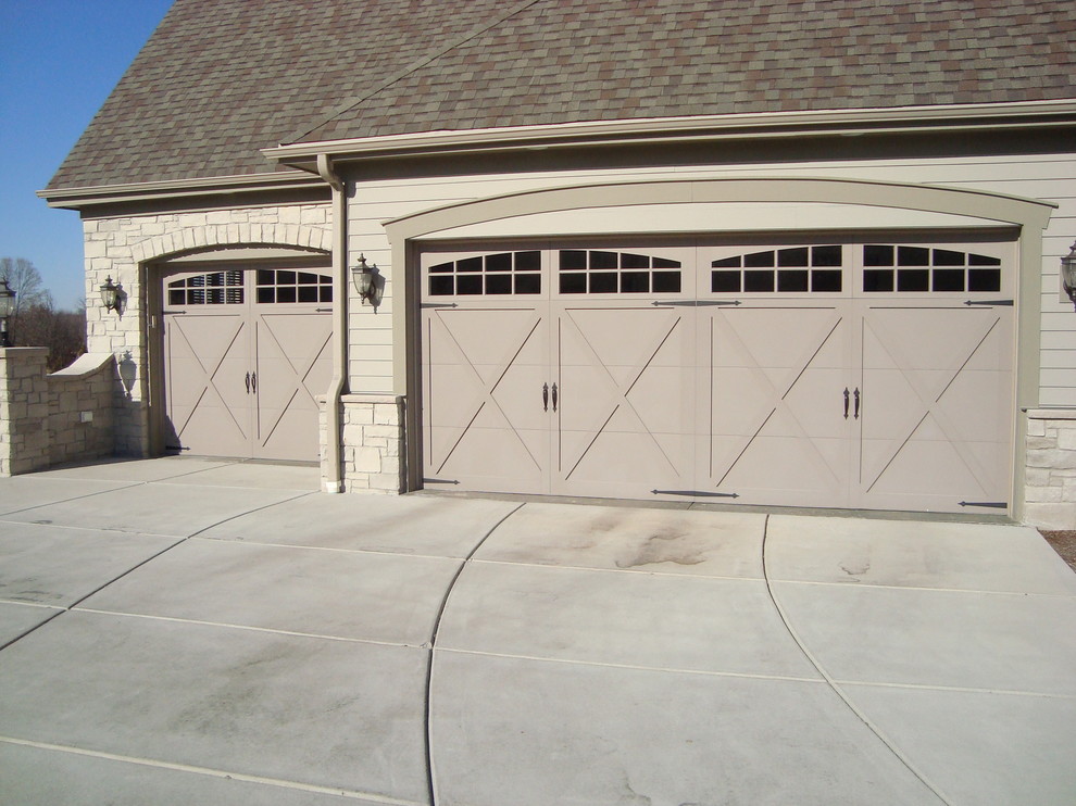 Design ideas for a traditional garage in Milwaukee.
