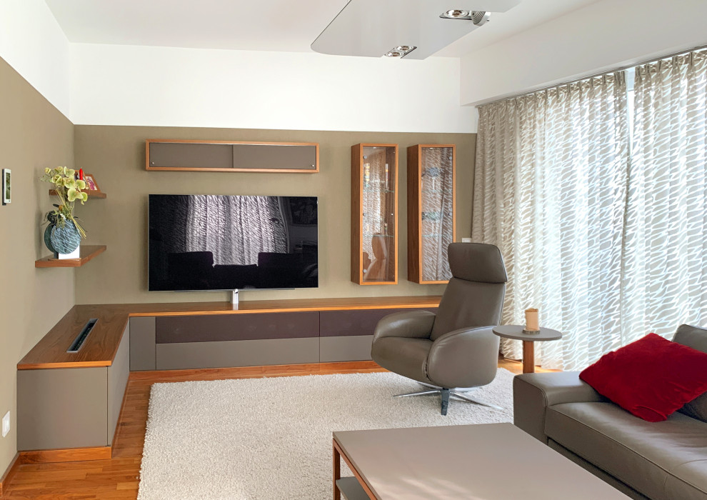 Musikzimmer With weißer Wandfarbe, dunklem Holzboden, Gaskamin, Kaminumrandung aus Holz, Multimediawand and braunem Boden in Berlin