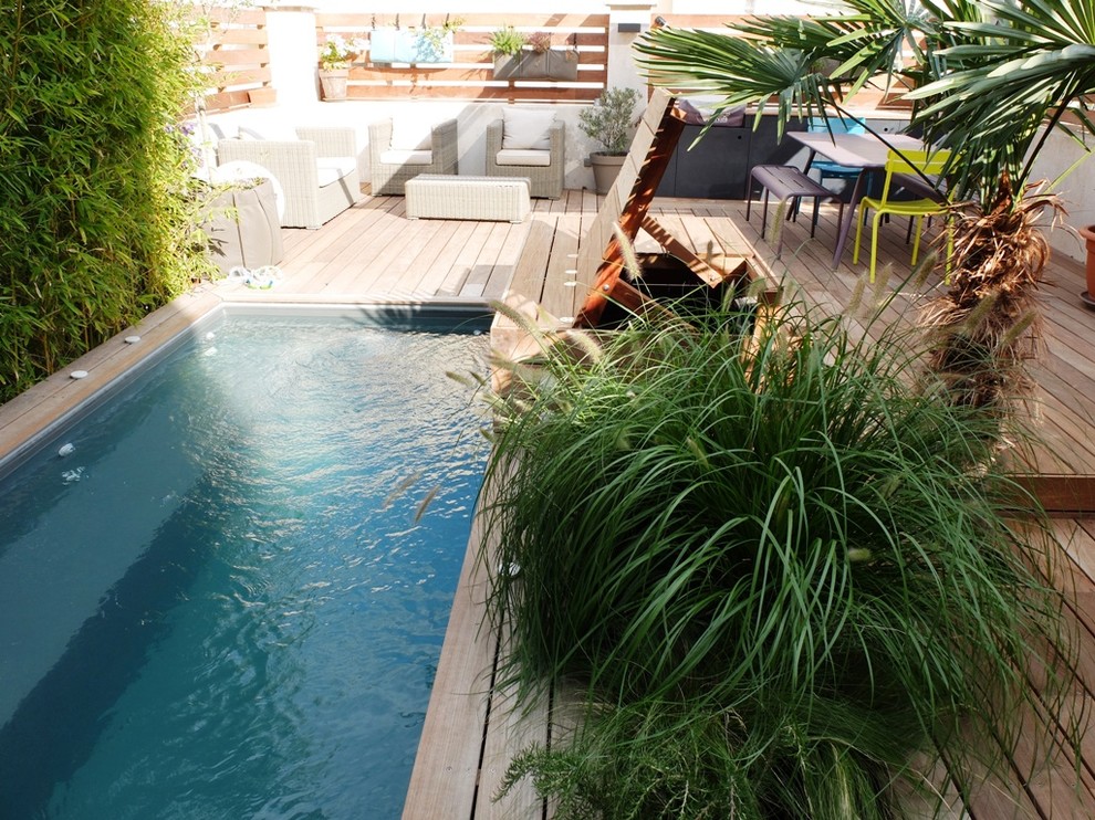 Design ideas for a small contemporary backyard full sun garden in Marseille with a water feature and decking.