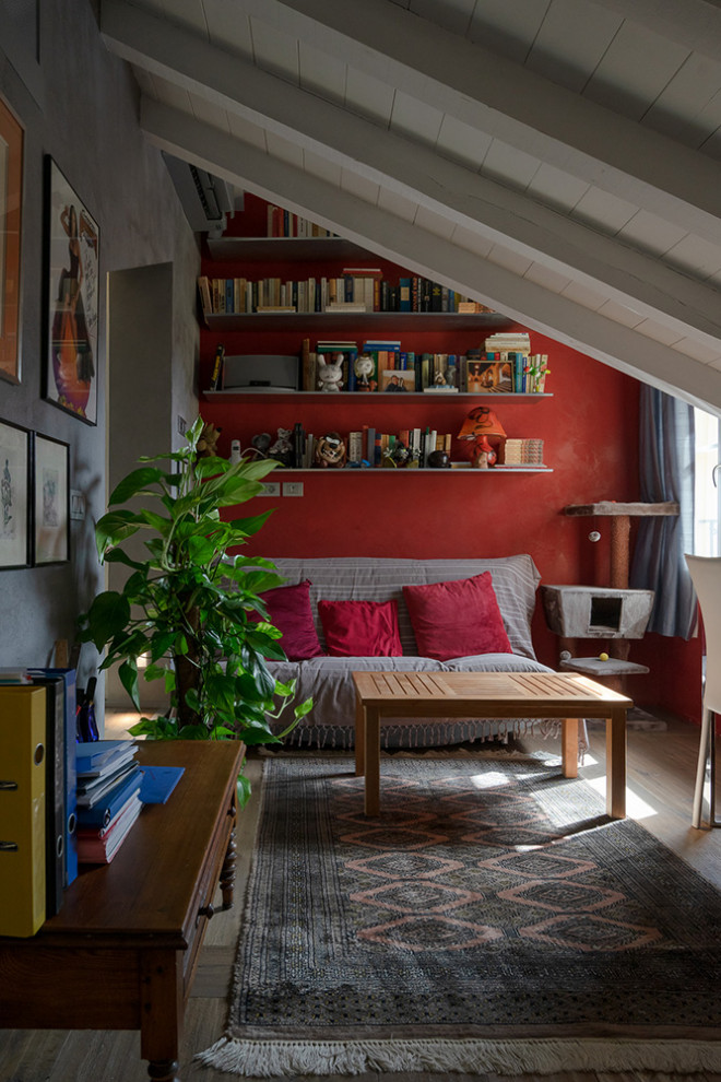 Kleines Klassisches Arbeitszimmer mit Studio, roter Wandfarbe, dunklem Holzboden, freistehendem Schreibtisch und freigelegten Dachbalken in Sonstige