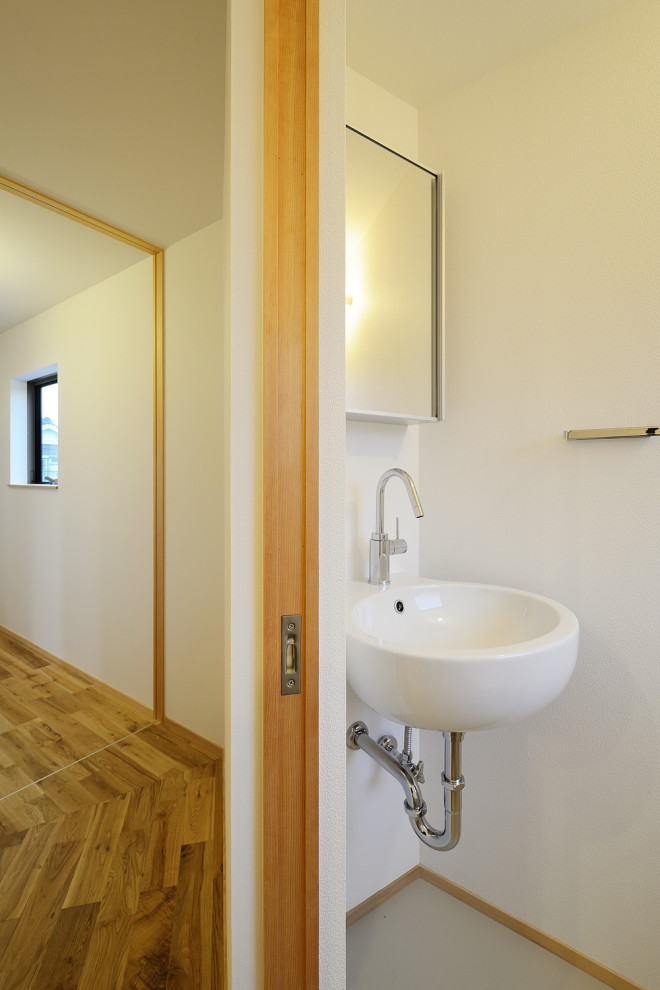Kleine Skandinavische Gästetoilette mit Toilette mit Aufsatzspülkasten, weißer Wandfarbe, Vinylboden, Wandwaschbecken, beigem Boden, schwebendem Waschtisch, Tapetendecke und Tapetenwänden in Sonstige
